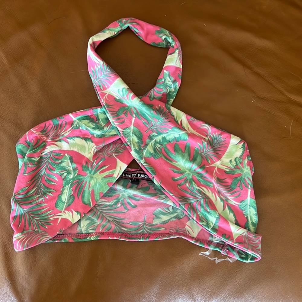 NWT cross front halter crop top size small